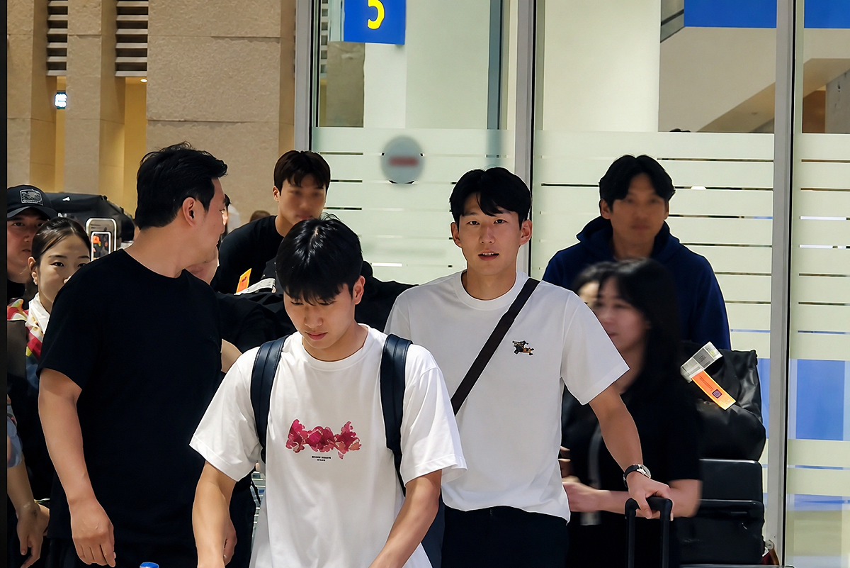 韓國隊長孫興慜等9名球員於1日凌晨抵達仁川機場，與前一天不同的是，現場的球迷不但沒有給予責難，還為他們鼓勵加油。 圖：翻攝自뜨거운김치YT
