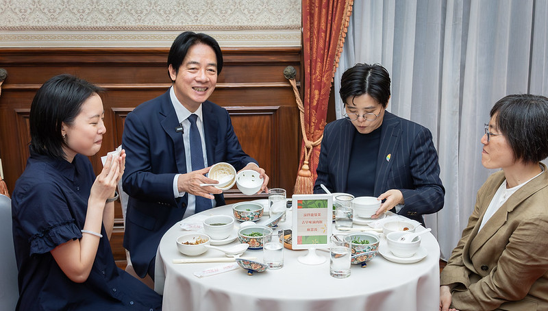 賴清德、楊双子、金翎一同品嚐《臺灣漫遊錄》三道經典菜色 圖：總統府提供