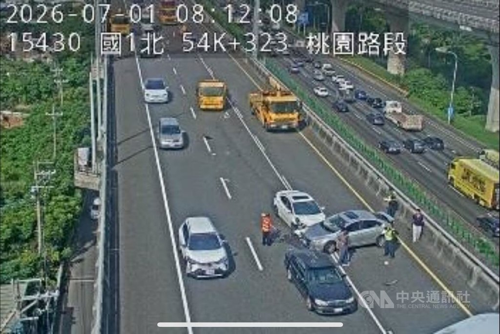 國道公路警察局表示，1日上午國道1號五楊高架北上約54.3公里桃園蘆竹段，發生3輛自小客車輕微事故，並占用內線車道，造成後方車流回堵。（翻攝照片）中央社記者吳睿騏桃園傳真　115年7月1日
