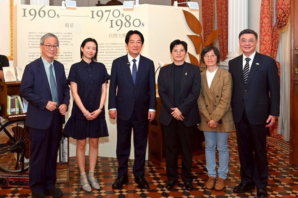 卓榮泰：臺灣漫遊錄文筆生動　讓世界看見台灣文化力量2026/6/30 21:11（6/30 21:57 更新）「臺灣漫遊錄」獲國際布克獎，文化部30日在台北賓館舉辦慶功宴，向作者楊双子（右3）以及英文版譯者金翎（左2）表達感謝。總統賴清德（左3）出席頒發獎狀及獎金，行政院長卓榮泰（右1）、文化部長李遠（左1）、春山出版社總編輯莊瑞琳（右2）出席活動。 圖：行政院提供