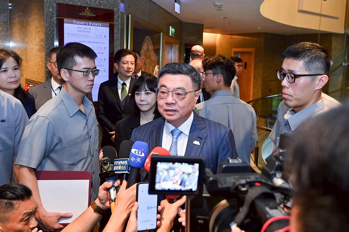 行政院長卓榮泰今（1）天出席「金融競爭力論壇-前瞻亞資中心2.0」前受訪。 圖：行政院提供