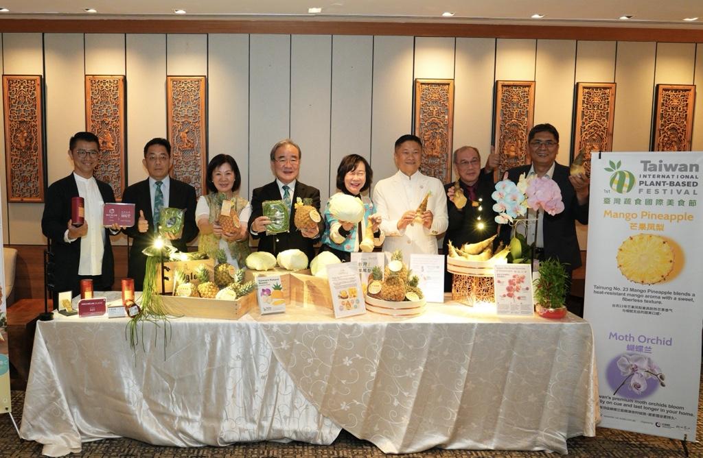 農業部政務次長胡忠一、農糧署主任秘書陳立儀、駐新加坡代表處公使吳文齡等合影。 圖：農業部／提供