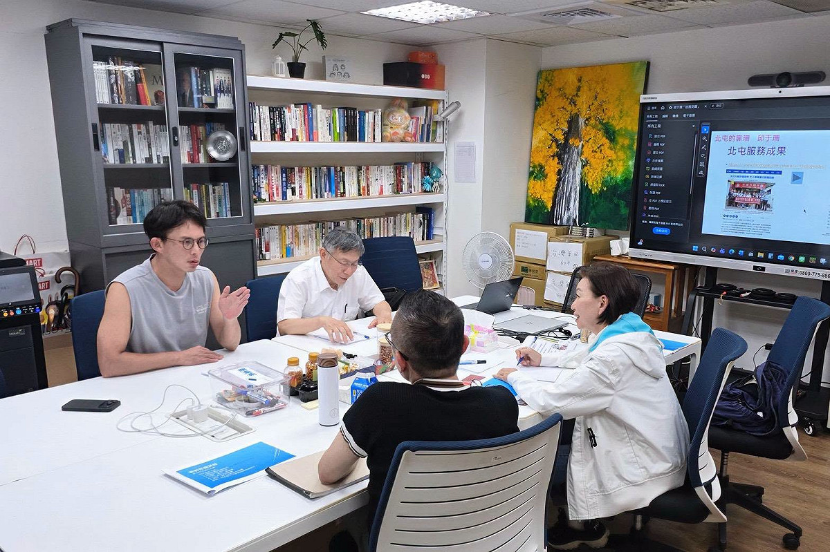 民眾黨台中市北屯區議員參選人邱于珊分享與創黨主席柯文哲、黨主席黃國昌及黨秘書長周榆修開會照。 圖：翻攝邱于珊臉書