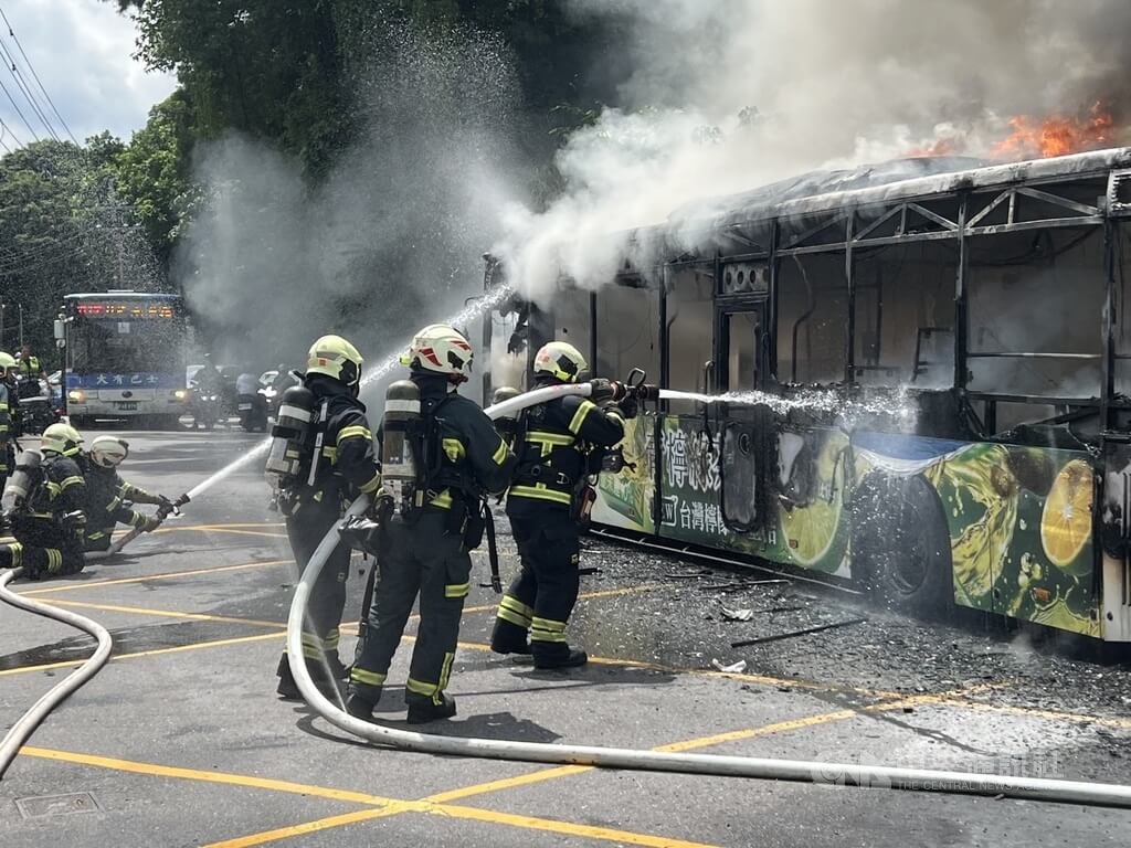 台北市南港區舊莊街二段1日發生公車起火事件，消防人員到場布水線滅火，所幸無造成傷亡。（翻攝照片）中央社記者黃麗芸傳真　115年7月1日
