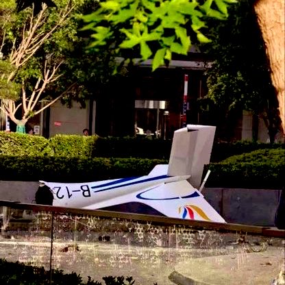 北京官方針對這起飛機撞樓案件至今仍未公開說明，網路流傳的相關影片及消息也陸續遭到刪除及封鎖。 圖:翻攝自 X @sam51824016070