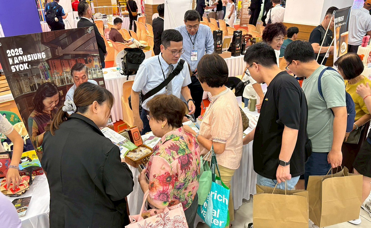 高市府農業局展位吸引馬國民眾熱烈詢問。 圖：高雄市政府農業局/提供