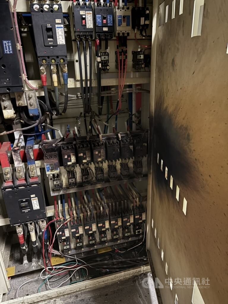 台中市西屯區某公司1日上午1名男員工修繕電器時，不慎遭380V電壓感電，電器有冒煙狀況，消防局到場發現傷者手臂及臉部灼傷、意識清楚，處置後送醫治療。（翻攝照片）中央社記者蘇木春傳真　115年7月1日