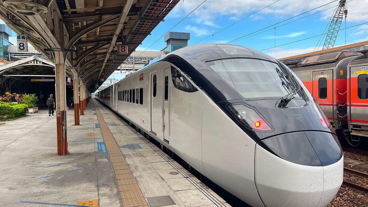 為朝2050淨零排放目標邁進，掌握主要碳排來源，台鐵公司613處據點溫室氣體盤查，其中列車運行占75.1%、車站營運占15.6%。(台鐵示意圖) 圖：翻攝自東海岸大地藝術節臉書(資料照)