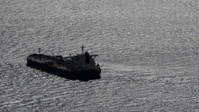 為了阻止俄羅斯繼續利用「影子艦隊」船隻販售能源、換取戰爭資金，烏克蘭近期向國際海事組織寄送公開信，呼籲將相關船隻列為軍事打擊的目標。 圖：翻攝自 @jurgen_nauditt X 帳號