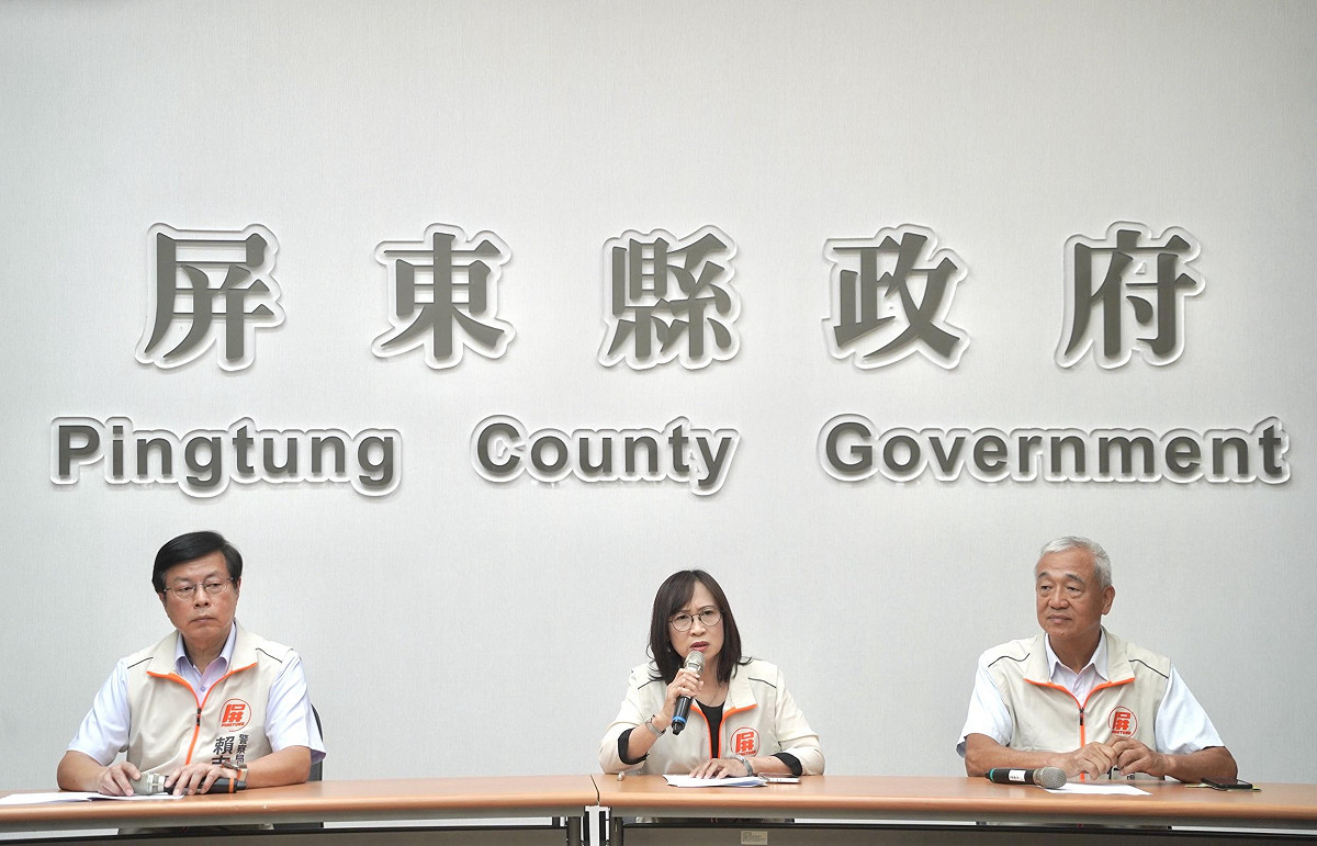 賴吉雄、顏幸苑、施仁傑(左至右)召開緊急記者會說明小琉球垃圾危機。 圖：屏東縣政府/提供