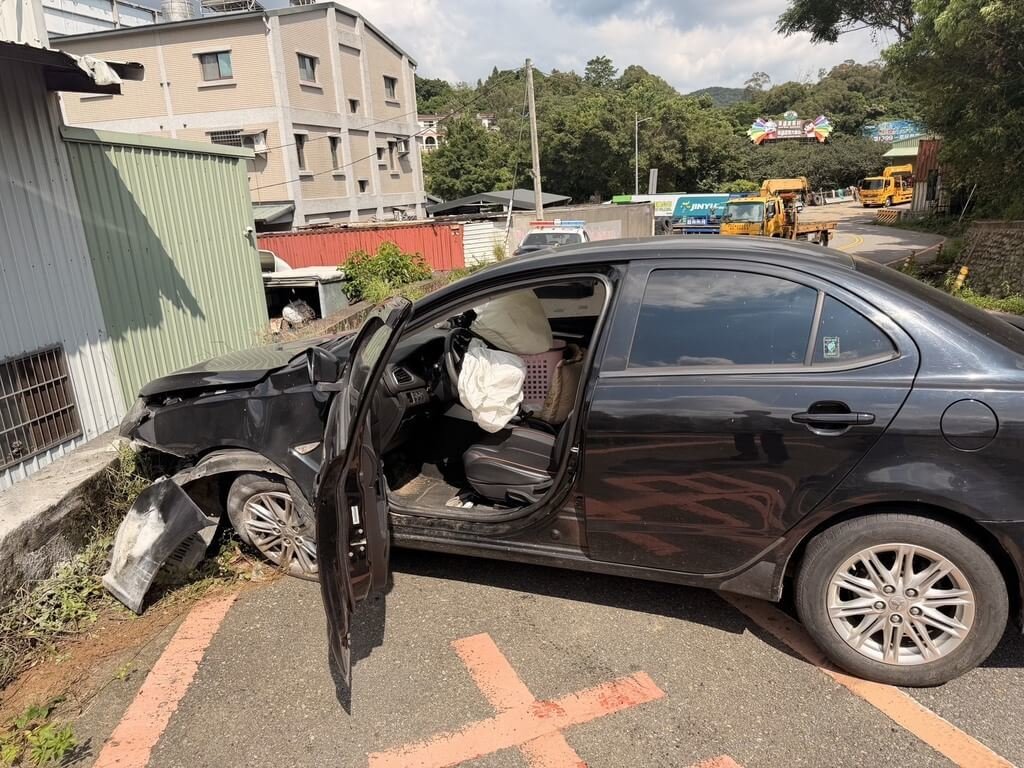苗栗警分局1日表示，52歲詹姓男子因毒品案遭通緝，日前在三義駕車見巡邏警車，疑心虛加速駛離，在彎道失控自撞護欄，員警上前關心發現通緝犯身分並查獲海洛因，當場逮捕歸案。（警方提供）中央社記者管瑞平傳真　115年7月1日