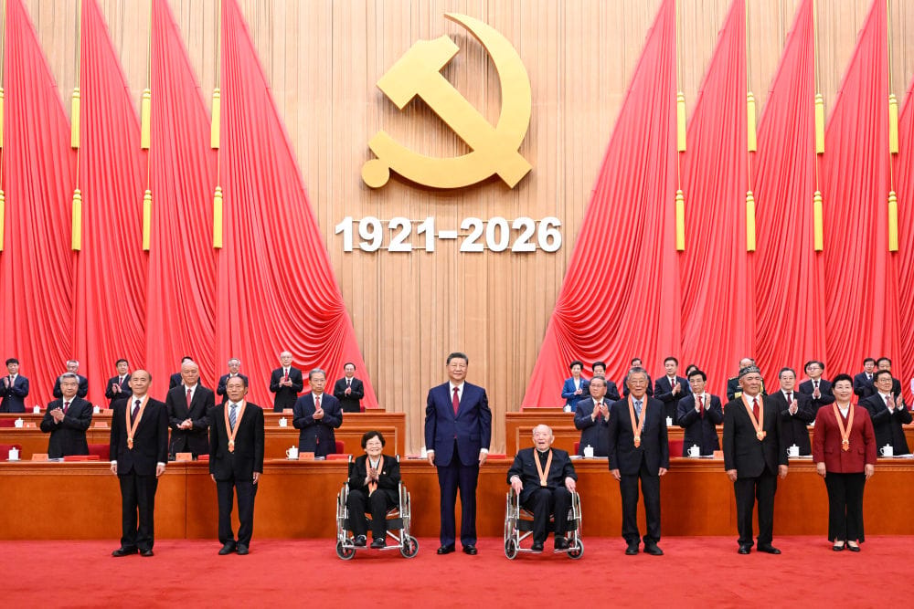 中國共產黨成立105周年大會，中共中央總書記習近平向「七一勳章」獲得者頒授勳章。 圖：翻攝陸網/新華網