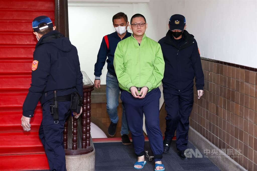 北市私立培諾米達幼兒園園長之子毛畯珅（綠衣）涉嫌侵犯、偷拍幼童。圖為毛畯珅2025年1月在法警戒護下前往法庭。（中央社檔案照片）