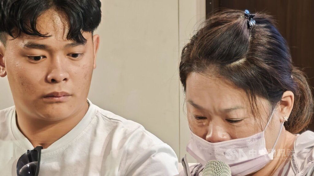 犯罪被害人權益保障法新法施行3年，犯保協會1日舉行記者會，重傷犯罪被害人謝政憲（左）與母親（右）出席，謝母表示，兒子因車禍致腦傷及癱瘓後，斷送軍旅生涯，在犯保協會支持下努力復健，終於重建生活信心。中央社記者劉世怡攝　115年7月1日