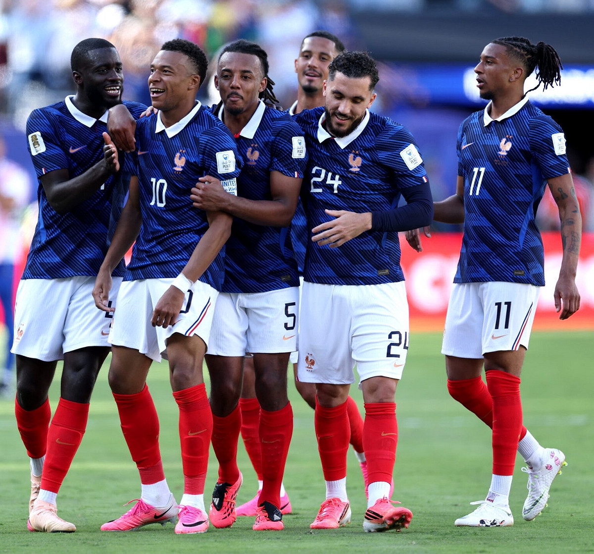法國靠著當家前鋒姆巴佩（Kylian Mbappé）一記 12 碼點球，以 1 分差贏下巴拉圭、晉級 8 強；卻因主審坦塔舍夫（Ilgiz Tantashev）多次離譜漏判，讓比賽失焦。 圖:翻攝自 X @Antunes1