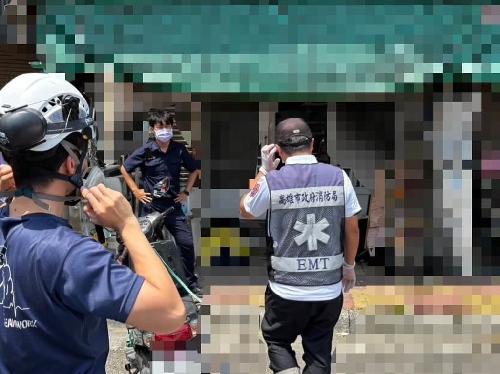 高雄市警察局岡山分局1日獲報指橋頭區某處民宅疑有異味飄散，消防人員到場破門發現獨居伍姓男子倒臥1樓，已明顯死亡，將報請檢方相驗釐清死因。（高雄市警察局岡山分局提供）中央社記者張已亷傳真　115年7月1日