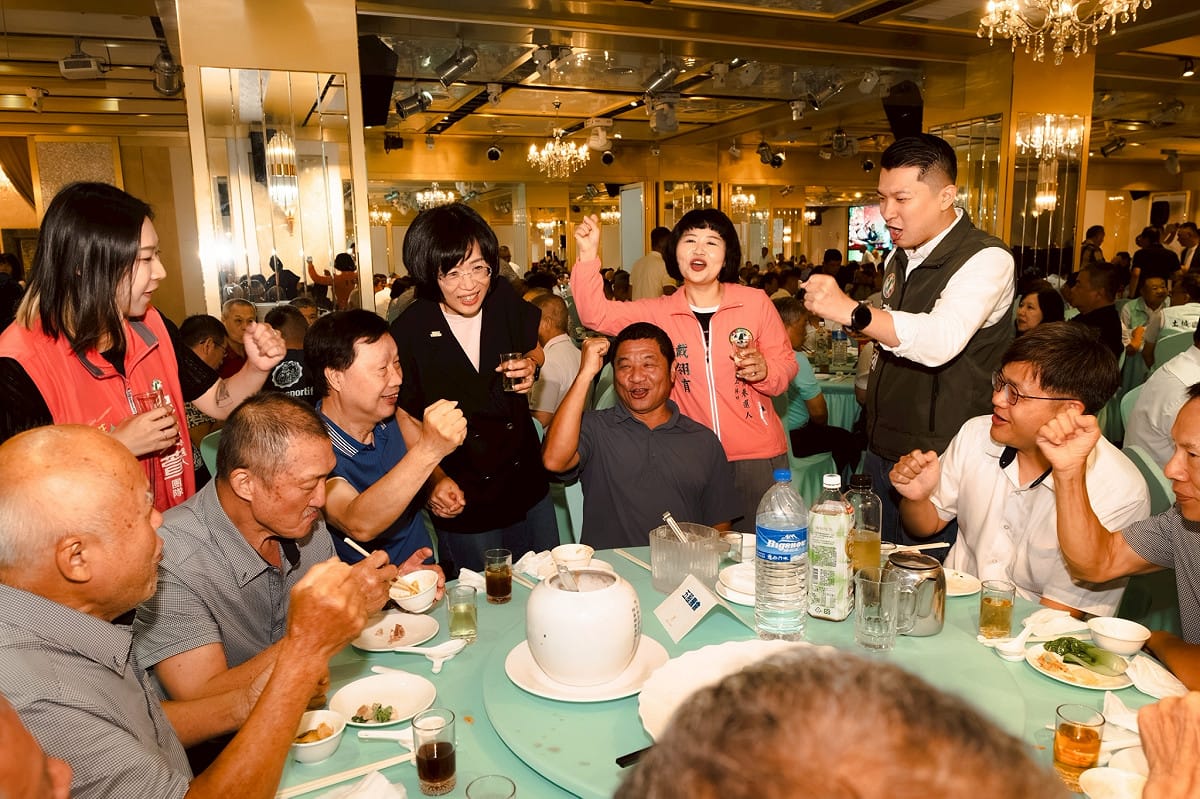新北市長候選人、立法委員蘇巧慧今（1）日和新北的農友互動熱烈。 圖：蘇巧慧辦公室提供