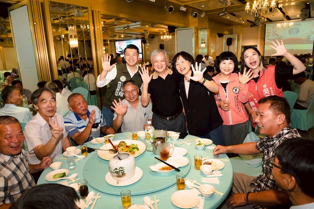 新北市長候選人、立法委員蘇巧慧今（1）日出席泰山區農會舉辦綠竹筍行銷推廣活動，一到場就受到新北各區農會熱烈歡迎，許多農友拉著蘇巧慧合照，大力比讚給予肯定。 圖：蘇巧慧辦公室提供