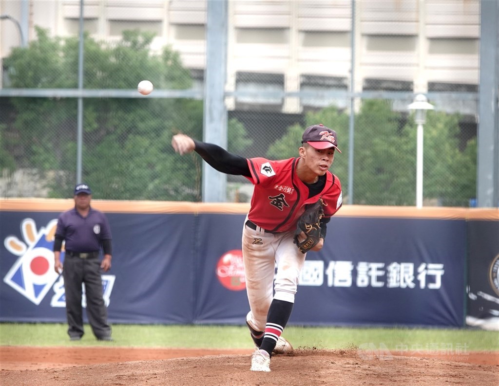 中職選秀會今年有2名金門出身球員獲指名，投手洪嘉恩（圖）是首名三級階段都在金門打球獲指名球員、意義不同。（中央社檔案照片）