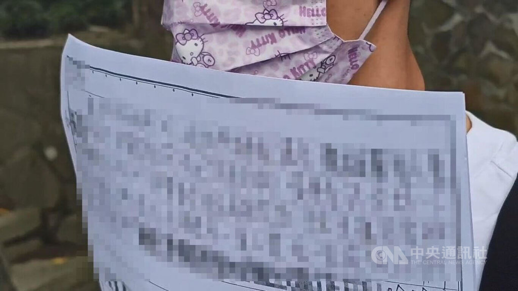 基隆悶死5歲兒子的簡姓犯嫌寄信給被害人家屬放話威脅，被害人家屬1日出面控訴基隆看守所為何讓恐嚇信寄出，並展示信件內容。中央社記者王朝鈺攝　115年7月1日