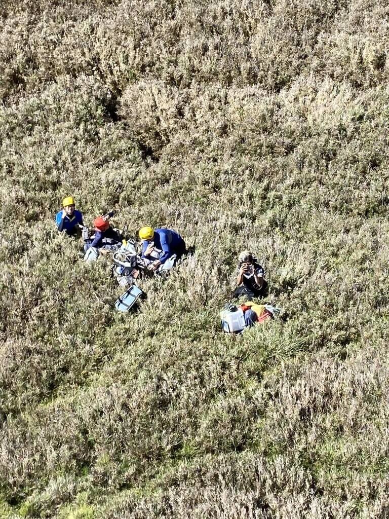 為掌握花蓮萬里溪堰塞湖現地狀況，林保署花蓮分署組織特遣隊，1日在空勤直升機支援下，已在海拔約2800公尺的大安山附近完成吊掛垂降，將展開為期5天的堰塞湖周邊勘查、記錄等任務。 圖：林業及自然保育署花蓮分署提供