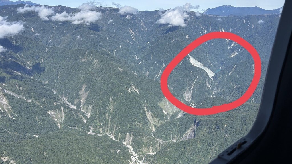花蓮萬里溪堰塞湖右岸持續崩塌，壩體不斷堆積土石，高度已較初始時增加6公尺，最大蓄水容量可能因此上修至510萬立方公尺。圖為從空中遠眺萬里溪堰塞湖（紅圈處）景象。 圖：林業及自然保育署花蓮分署提供
