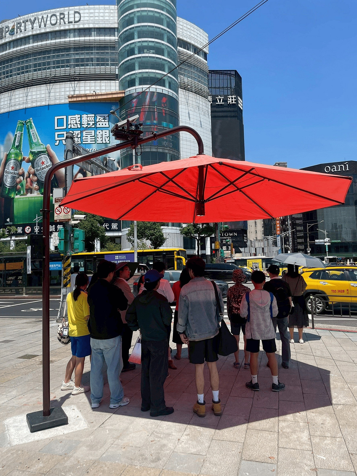 北市新工程處1日公布在兩處設置智慧遮陽傘，稱兩處為廠商提供「加值服務方案」 圖：北市新工處/提供