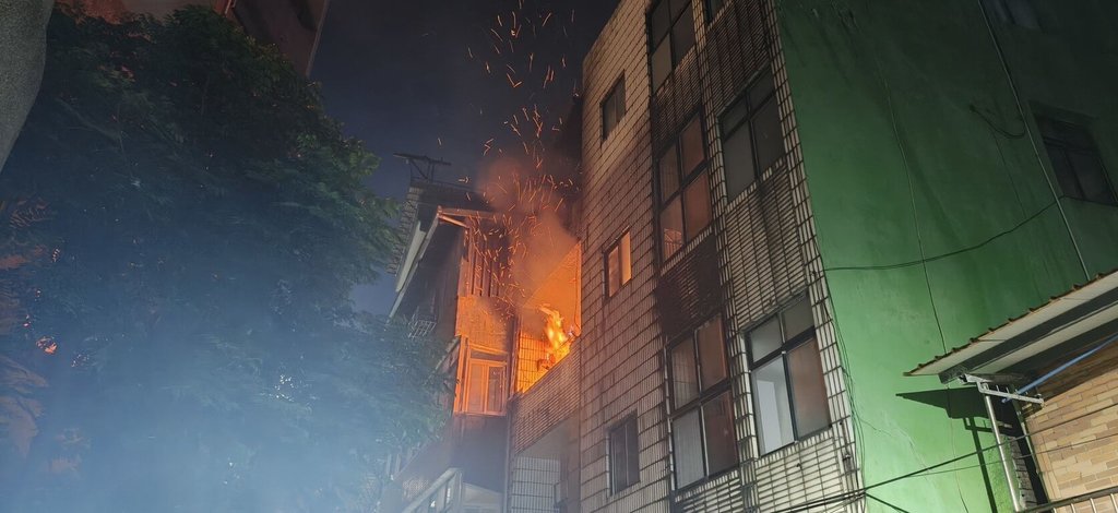 基隆市中山二路一處3樓民宅1日晚間發生火警，竄出火勢與濃煙，消防員抵達時，現場3樓已全面燃燒。（讀者提供）中央社記者王朝鈺傳真　115年7月2日