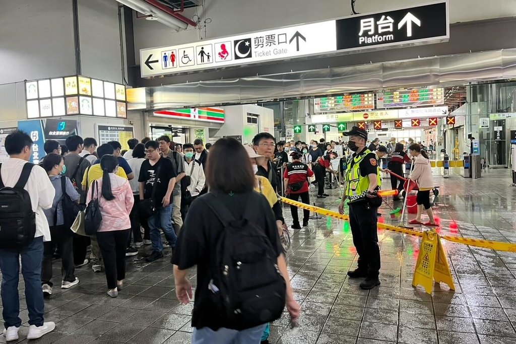 桃園火車站2樓餐飲店的廚房2日清晨發生火警，現場自動灑水設備啟動撲滅火勢。有民眾在社群網站發文表示，沒有下雨桃園火車站2樓大廳卻淹水，而且水面上浮著一層厚厚的油，現場部分區域封閉清理中。（鐵路警察局提供）中央社記者吳睿騏桃園傳真　115年7月2日