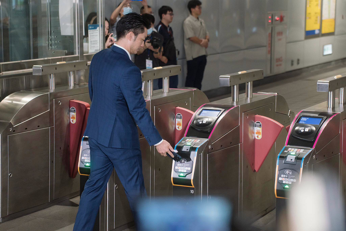 北捷1日起正式支援Apple Pay「快速交通模式（Express Transit）」，台北市長蔣萬安以此為政績遭批，落後多年還敢當政績吹。 圖：翻攝自蔣萬安臉書