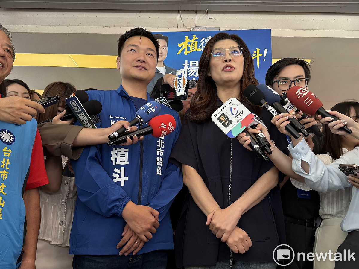 國民黨主席鄭麗文今陪同台北市議員楊植斗赴木柵市場掃街拜票。 圖：周煊惠 / 攝