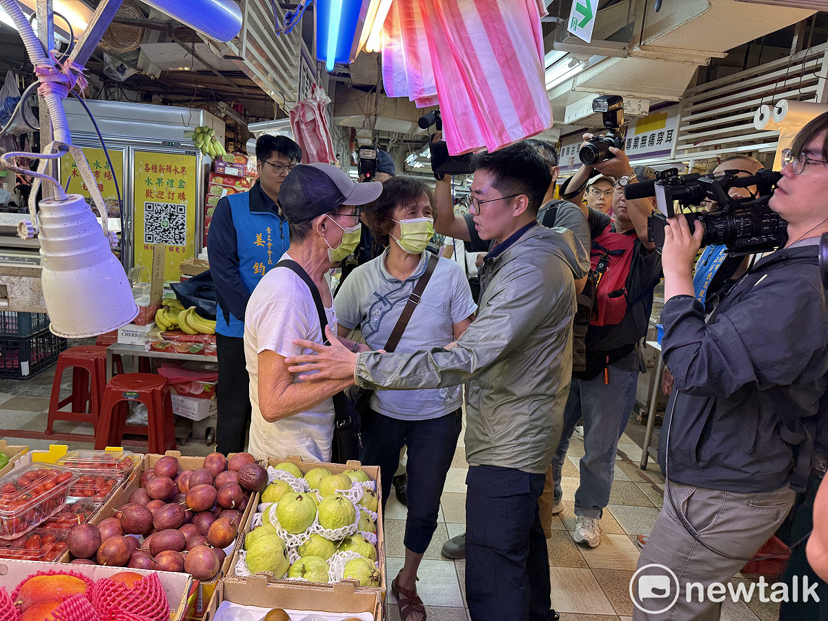 國民黨主席鄭麗文今陪同台北市議員楊植斗赴木柵市場掃街拜票，擋到正在買菜的老夫婦，兩人不爽開嗆。 圖：周煊惠 / 攝
