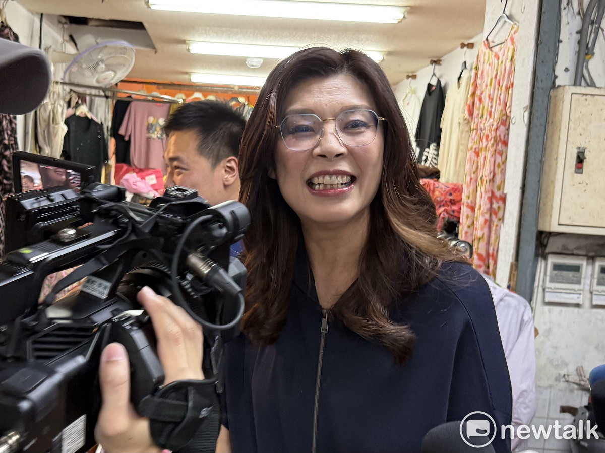 國民黨主席鄭麗文今陪同台北市議員楊植斗赴木柵市場掃街拜票。 圖：周煊惠 / 攝