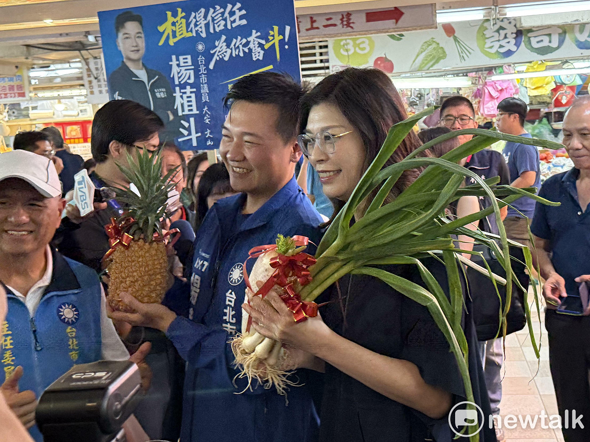 國民黨主席鄭麗文今陪同台北市議員楊植斗赴木柵市場掃街拜票。 圖：周煊惠 / 攝