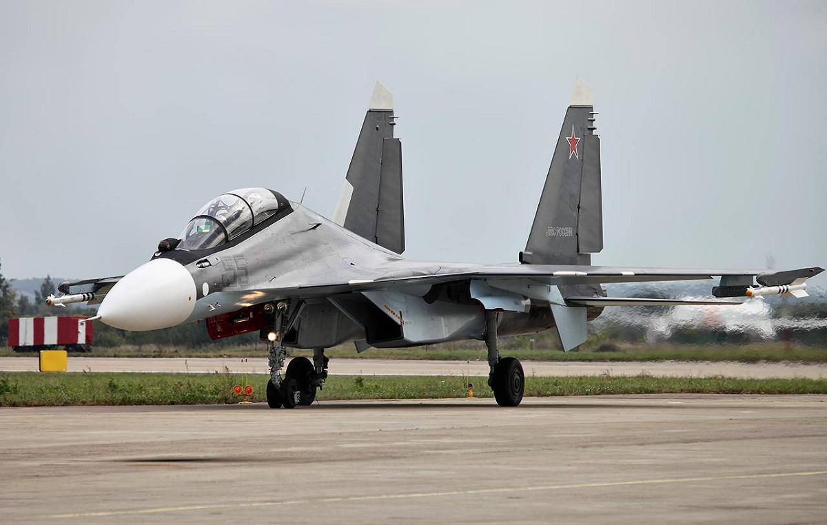 烏軍無人機襲擊克里米亞Saky空軍基地，停放Su-30SM戰機的機堡起火燃燒。 圖：翻攝自 X @Heroiam_Slava