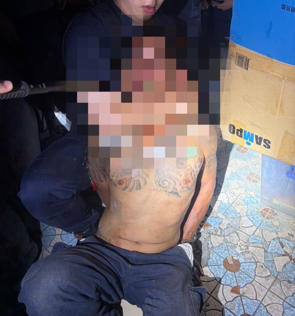 47歲林姓男子1日駕車在苗栗縣竹南鎮逆向衝撞對向機車，造成騎士傷重不治，林男肇逃5小時後，遭警方在其友人家中衣櫃查獲並在肇事車上查獲針頭及依托咪酯煙彈，不排除又是毒駕釀禍。（警方提供）中央社記者管瑞平傳真  115年7月2日