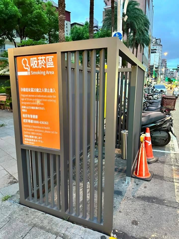 北市萬華區設立的露天「吸菸區」被網友譏諷「像狗籠」 ，吳崑玉怒批，「看到電線桿都想要抬腿了，蔣萬安如此羞辱吸煙者」。 圖：取自Threads（lordchentw）