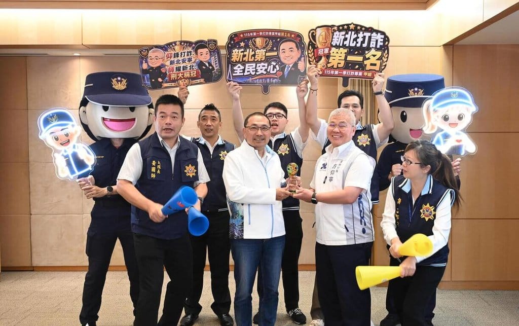 新北市警察局刑事警察大隊2日表示，內政部警政署115年第一季「精進全國打詐行動專案」，新北市警局查緝成效經評核為六都第1名。圖為市警局長方仰寧（前右2）與市刑大隊長黃國師（前左），1日在市政會議獻獎給市長侯友宜（前右3）。（新北市府新聞局提供）中央社記者黃旭昇新北傳真　115年7月2日