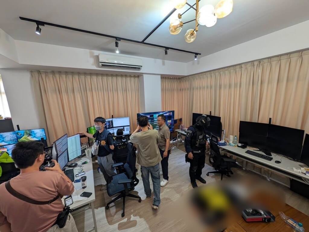 世界盃足球賽開踢，台南市警局第四分局1日在安平區民宅破獲地下運動博弈簽賭站，逮捕主嫌41歲林姓男子等8人，同時查扣電腦設備、行動電話、帳冊及現金等。（台南市警局提供）中央社記者張榮祥台南傳真　115年7月2日