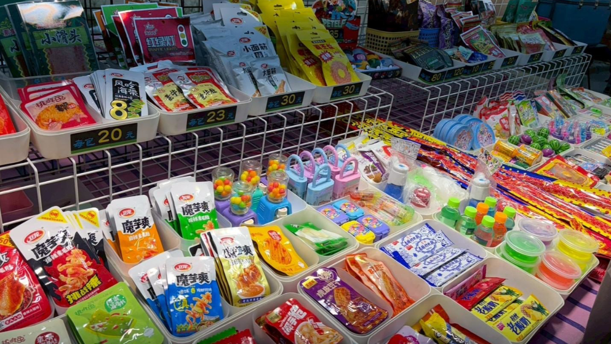 高雄翁園夜市出現非法中國零食，總計53.8公斤全數銷毀。 圖：高市府衛生局提供