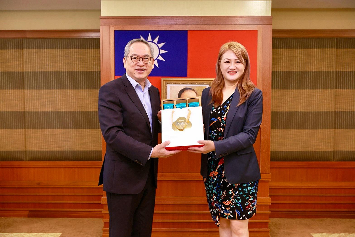 高閔琳(右)致贈禮物予駐馬公使卜正珉(左)。 圖：高雄市觀光局/提供