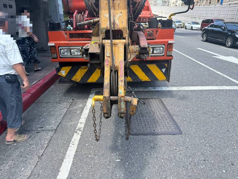 吊車逼車後又撞上前方車輛，畫面引起網友怒火。 圖：翻攝畫面