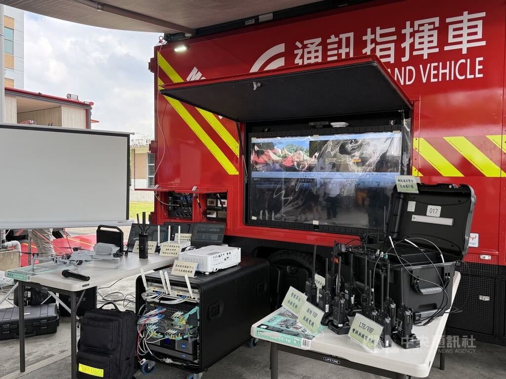 為強化救災現場通訊，內政部消防署與地方政府建置新型通訊指揮車，今年6月先交車11輛，預計民國117年底完成布建81輛，2日辦理交車儀式。中央社記者蕭博陽南投縣攝　115年7月2日