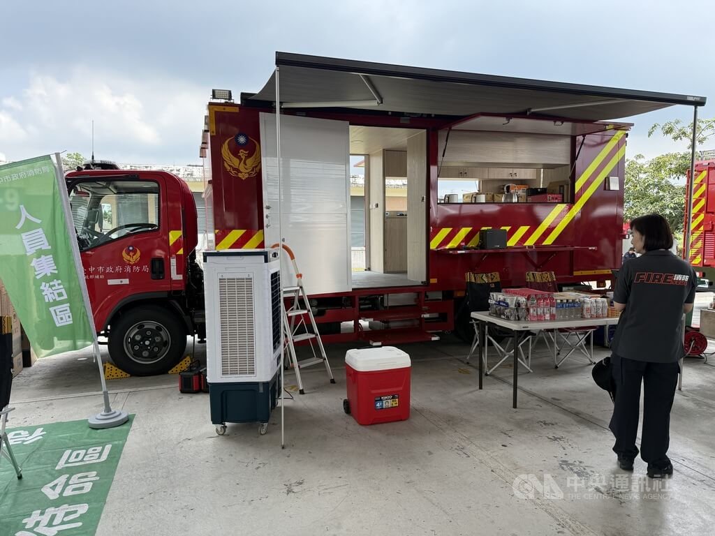 為強化消防員長時間救災後勤支援與職業安全，內政部消防署補助新北市、台中市、高雄市及花蓮縣，各建置1輛後勤照護車，提供救災人員醫療監測、補水降溫、熱量補充、休息輪替空間，2日辦理交車儀式。中央社記者蕭博陽南投縣攝　115年7月2日