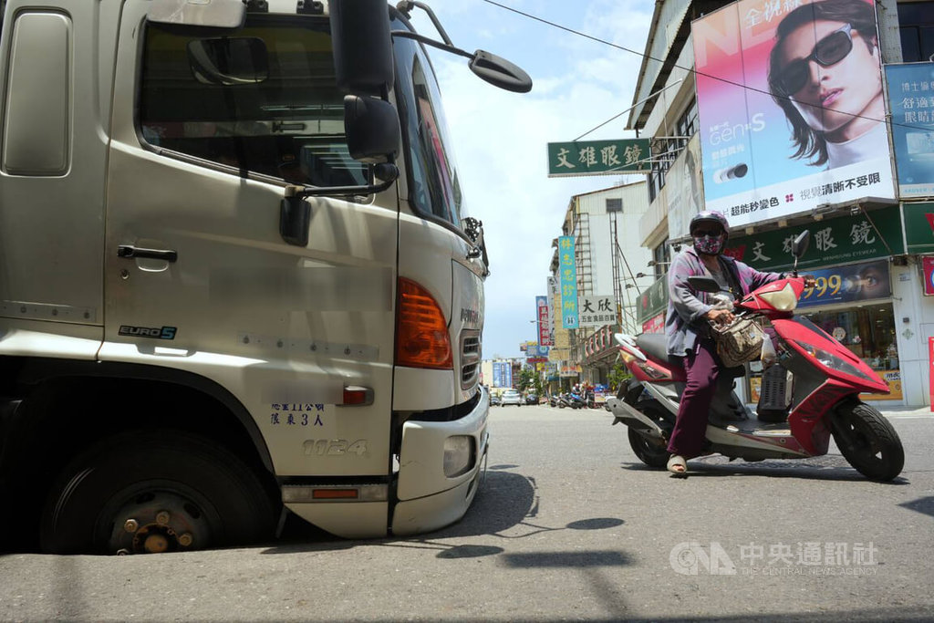 時姓男子2日上午駕駛大貨車行經屏東市廣東路時，右前輪突然陷入柏油路面，所幸人未受傷。中央社記者黃郁菁攝　115年7月2日