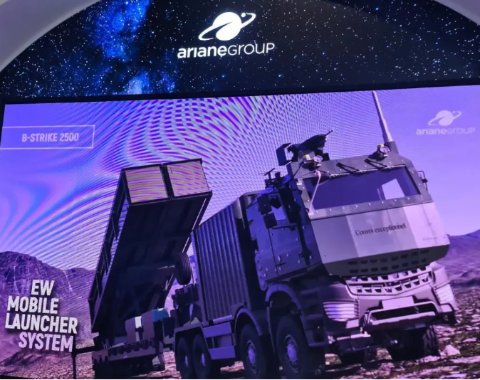 攜帶B-Strike 2500飛彈且採用牽引－掛車底盤的TEL飛彈發射車渲染圖。 圖:翻攝自軍武次位面