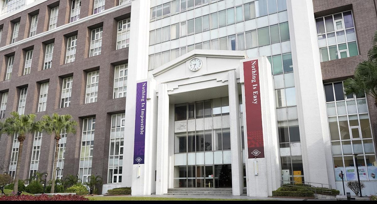 長庚大學首創「6+0」醫學士與AI碩士雙學位，讓醫學生在不延長六年修業年限的前提下，同步取得AI碩士學位。 圖：長庚大學/提供