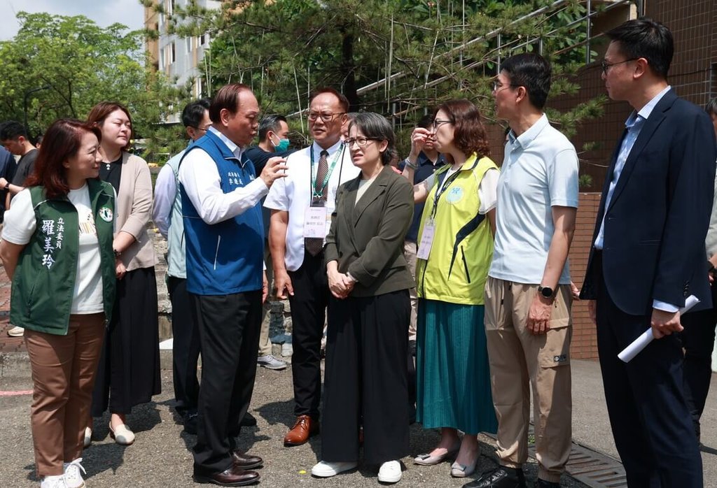 南投縣政府2日辦理城鎮韌性演習綜合實作演練，包含南投市公所開設應變中心、南投醫院應對大量傷病患、連鎖賣場補給物資等，副總統蕭美琴（前右4）也到南投醫院等地視察。（南投縣政府提供）中央社記者蕭博陽南投縣傳真　115年7月2日