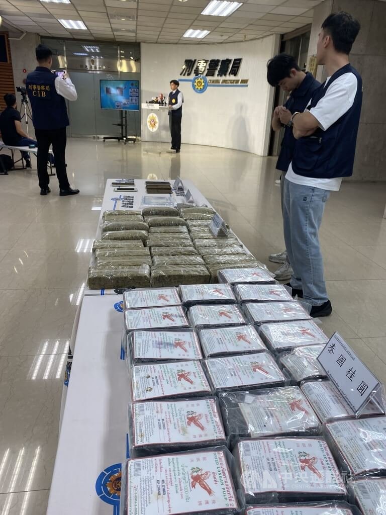 刑事局接獲關務署通報有泰國毒包裹，經查非法份子將逾6公斤大麻夾藏在桂圓乾內欲寄送來台，後續循線在桃園查獲涉案的薛姓、張姓男子送辦。中央社記者黃麗芸攝　115年7月2日