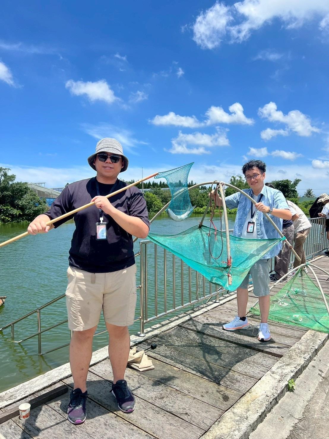 學生們興奮體驗捕魚蝦，享受實作樂趣。 圖：台港經濟文化合作策進會提供